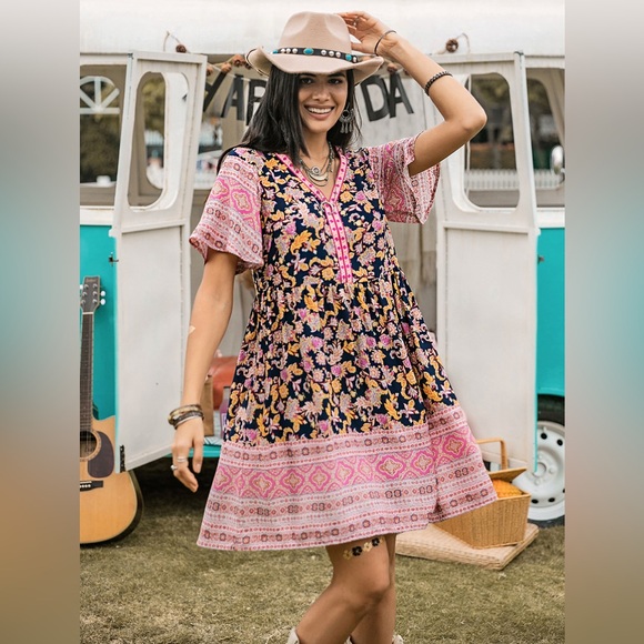 Dresses & Skirts - Printed V-Neck Short Sleeve Dress